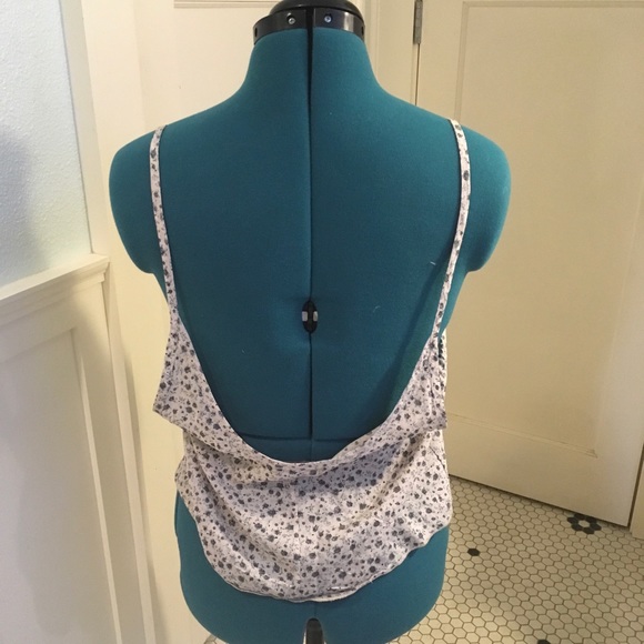 Brandy Melville floral tank top with drop back - Picture 2 of 3